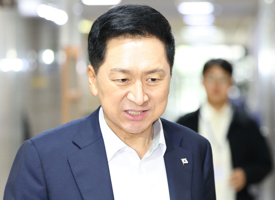 김기현 국민의힘 대표가 13일 오전 서울 여의도 국회 당대표실로 출근하고 있다. <연합뉴스>